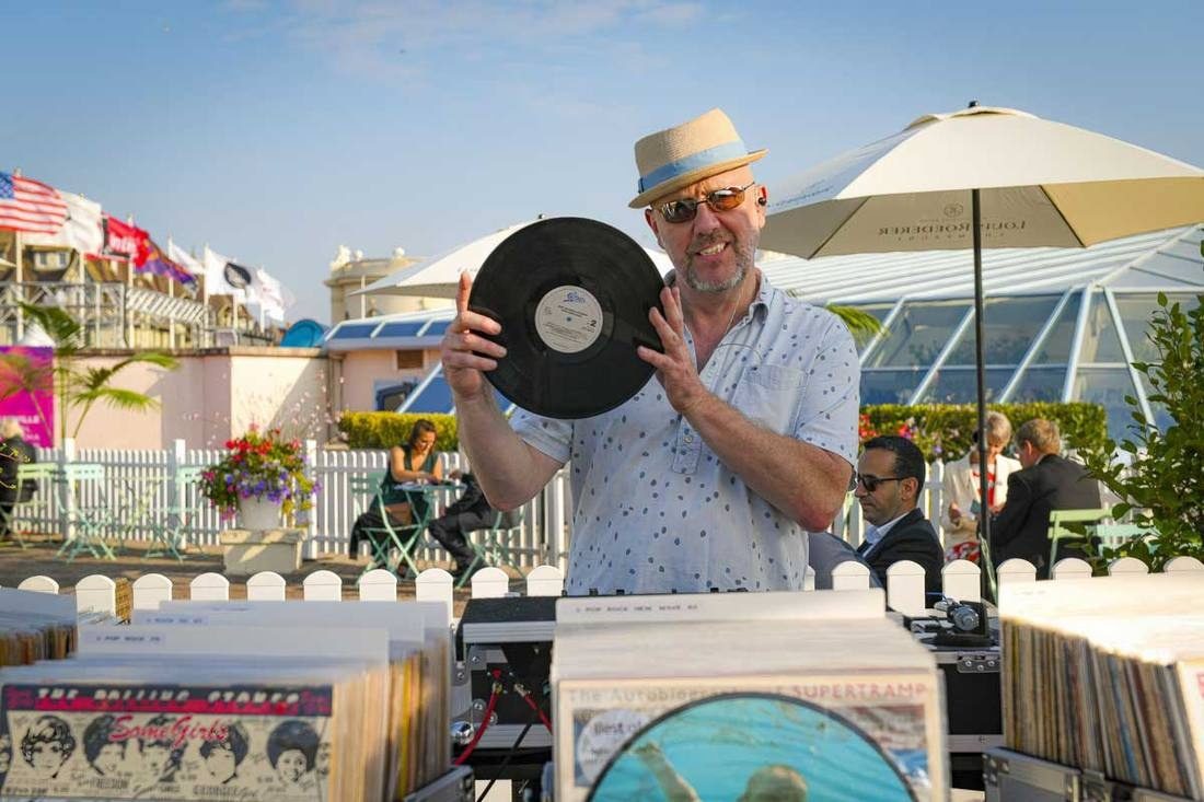 Didier – Universal DJ avec son bar à vinyles au Festival du Film Américain de Deauville, Normandie